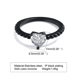 Dettaglio anello con zirconia a cuore, placcatura IP nera e bordi con trama a sferette