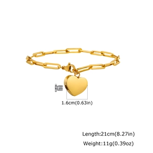 Makroaufnahme von Herz-Urnenarmband mit Schraubverschluss und Größenangaben in Gold