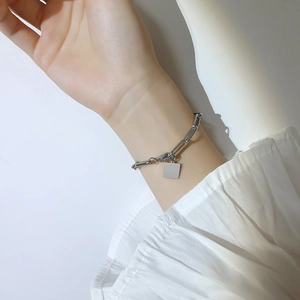 Bracelet à maillons en acier inoxydable avec pendentif carré minimaliste pour femme