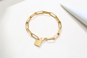 Détail du bracelet à maillons rectangulaires plaqué or 18K avec pendentif cadenas poli