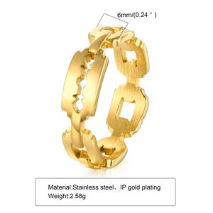 Détail de la bague chaîne de 6mm en acier inoxydable doré avec motif rasoir