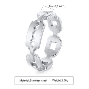 Vue macro détaillée montrant la largeur de 6 mm et le design de lame de rasoir sur la bague