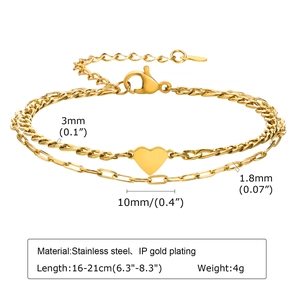 Dettaglio del bracciale a cuore a doppio strato in acciaio dorato con dimensioni