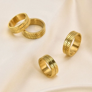 Mode Edelstahl Breites Band Ring 18K Vergoldet Schuppen Textur Geometrischer Schmuck Für Frauen Party Alltag Vintage Stil