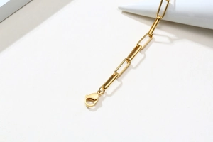 Détail de la chaîne trombone plaquée or 18 carats avec fermoir mousqueton poli