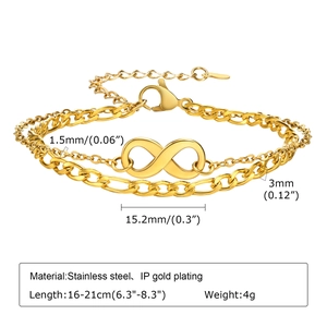 Dettaglio del bracciale a doppio strato infinity dorato con misure e chiusura a moschettone