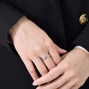 Bague chaîne argentée minimaliste avec design de lame de rasoir sur l'index