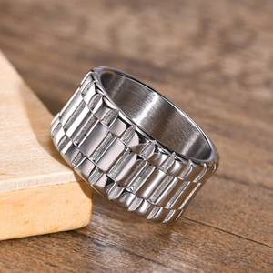 Vue macro d'une bague large en acier inoxydable style bracelet de montre avec intérieur brossé
