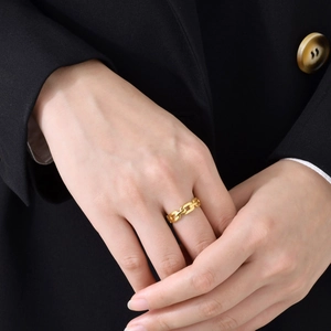 Bague chaîne minimaliste en acier inoxydable plaqué or 18 carats sur un doigt