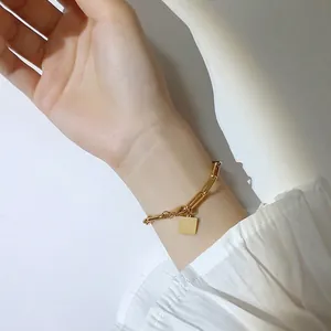 Bracelet chaîne à maillons en acier inoxydable doré 18 carats avec pendentif carré chic