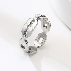 Vue détaillée d'une bague chaîne industrielle avec un motif de lame de rasoir en acier