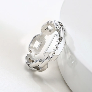 Vue détaillée de la bague lame de rasoir et chaîne cubaine avec finition métal brossé