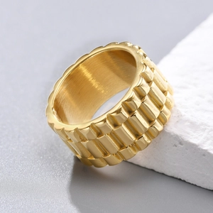 Vue macro d'une bague dorée en acier inoxydable avec texture à maillons en relief