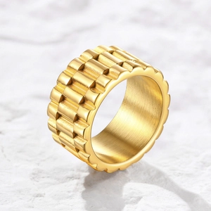 Vue macro de la bague en acier doré avec texture bracelet de montre et intérieur brossé