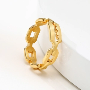 Vue détaillée de la bague chaîne dorée en acier inoxydable avec motif rasoir