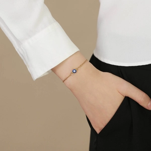 Bracelet œil protecteur doré pour femme avec pendentif en émail bleu sur une chaîne fine