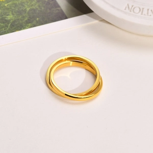 Macro shot of interlocking triple bands ring with 18K gold polished finish on tray