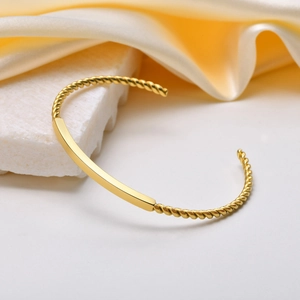 Bracelet Jonc Torsadé en Acier Inoxydable pour Femme Plaqué Or Ouverture Réglable Barre Polie Bijoux de Mode