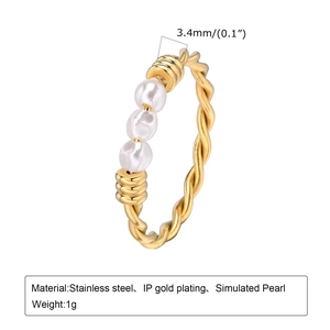 Vue détaillée d'une bague torsadée plaquée or 18k avec trois perles et largeur 3,4mm