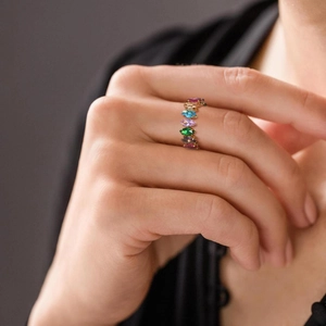 Gouden roestvrijstalen ring met gekleurde marquise-zirkonia gedragen aan de hand