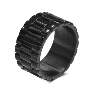 Bague large noire en acier inoxydable pour homme avec texture industrielle et polissage