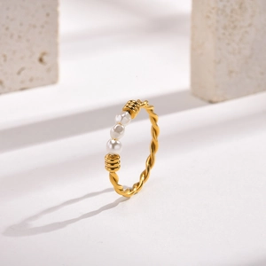 Bague torsadée en acier inoxydable plaqué or 18k ornée de trois perles blanches