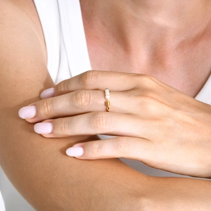 Bague torsadée en acier inoxydable plaqué or 18 carats avec trois petites perles blanches