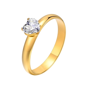 Anello in acciaio inossidabile dorato con zircone a forma di cuore su sfondo bianco