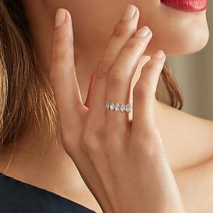 Gouden open ring met marquise-geslepen zirkonia steentjes in een rij-zetting