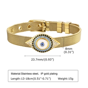 Détail du bracelet maille dorée avec œil protecteur et spécifications de taille précises