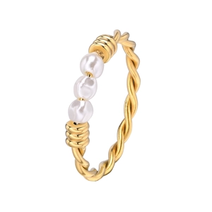 Bague torsadée en acier inoxydable doré 18k avec trois perles blanches au style épuré