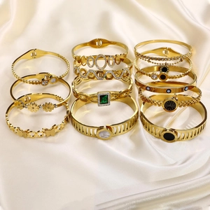 Collection de bracelets dorés avec chiffres romains et zircons sur satin blanc