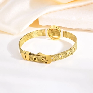 Détail du bracelet en maille d'acier doré avec charme arbre de vie et fermoir à boucle
