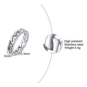 Détail macro d'une bague à maillons cubains en acier poli avec largeur 5mm et épaisseur 2.3mm