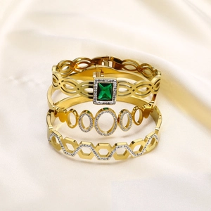 Ensemble de 3 bracelets dorés avec gemme verte et maillons géométriques ajourés