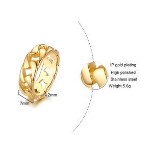 Vue détaillée de la bague chaîne dorée de 7mm avec placage IP et acier inoxydable poli