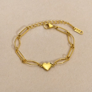 Detail eines vergoldeten Gliederarmbands mit poliertem Herzanhänger aus 316L-Edelstahl