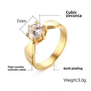 Vista dettagliata della pietra zircone da 7mm su un anello in acciaio inox dorato