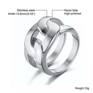 Vue macro d'une bague chaîne cubaine polie en acier inoxydable de 13,6mm avec détails