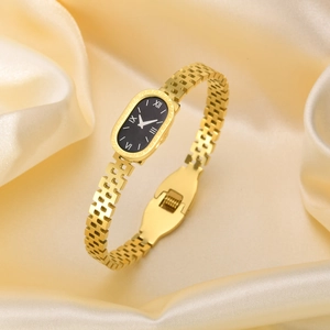 Détail de la montre bracelet dorée aux chiffres romains sur fond de satin élégant