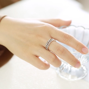 Bague chaîne minimaliste en acier inoxydable argenté portée à la main au style industriel