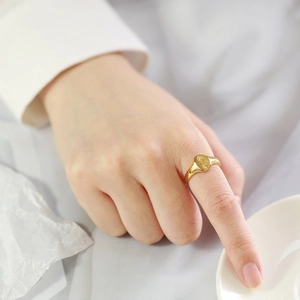 Elegante anello a sigillo in acciaio inossidabile dorato con incisione a rosa
