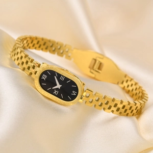 Détail du bracelet montre doré avec chiffres romains et cadran noir ovale élégant en acier