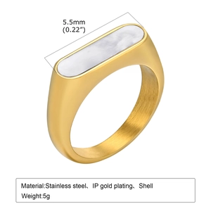 Détail d'une bague en acier doré de 5,5mm avec incrustation de nacre et placage IP