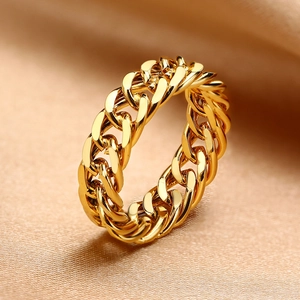 Bague chaîne gourmette dorée polie pour femme présentée sur un élégant tissu satiné