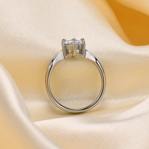 Dettaglio dell'incastonatura a griffe dello zircone da 7 mm su anello in acciaio lucido