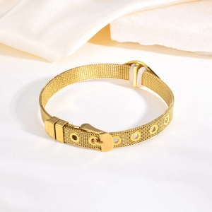 Vue détaillée du bracelet en maille dorée avec un design milanais et une boucle de réglage