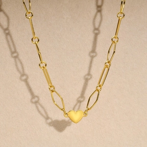 Nahaufnahme der goldenen Edelstahl-Gliederkette mit glattem Herzanhänger-Detail