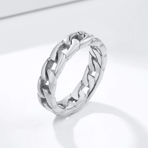 Détail de la bague chaîne gourmette polie avec une finition argentée éclatante et lisse