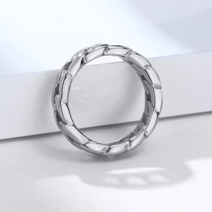 Vue macro de la bague chaîne en acier inoxydable argenté avec texture tressée polie
